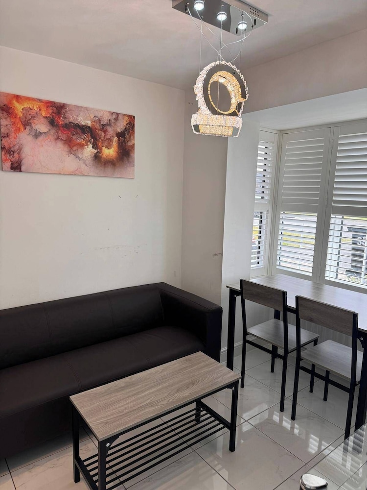 House - Sleeps 11 - Parking - Station Close
