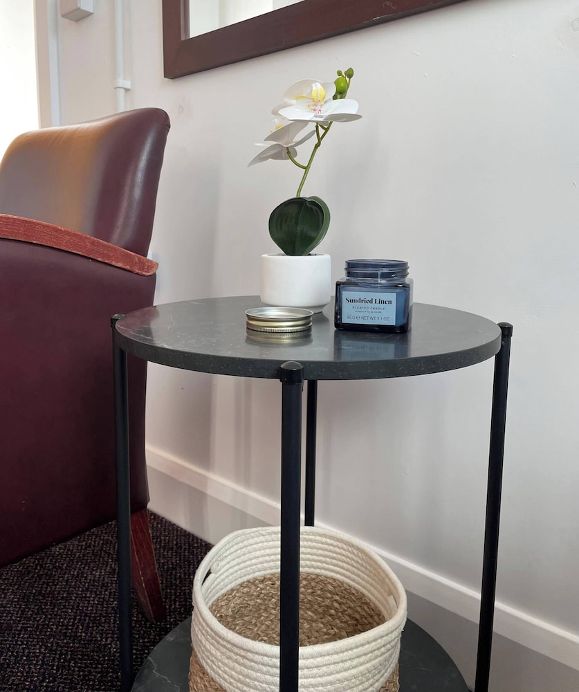10 Bed Flat - Sleeps 20 - Pets - Parking - Wifi