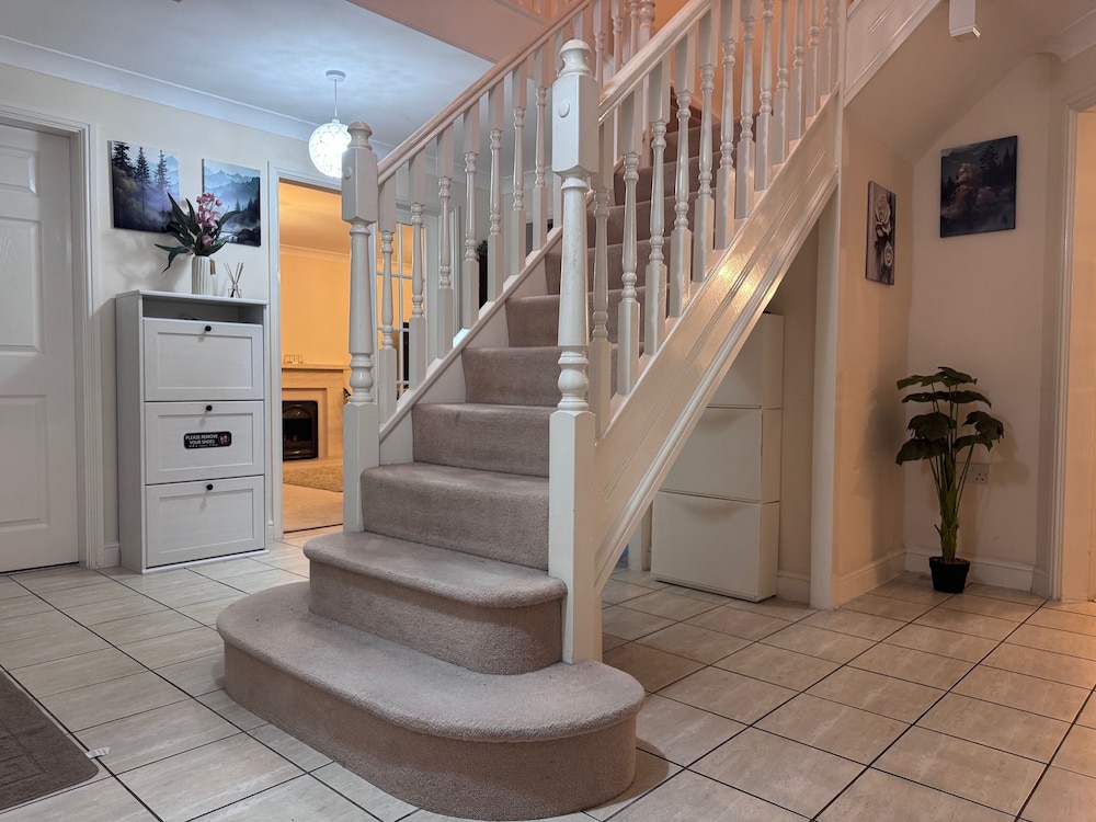 Spacious 4Bd House With Character In Coventry