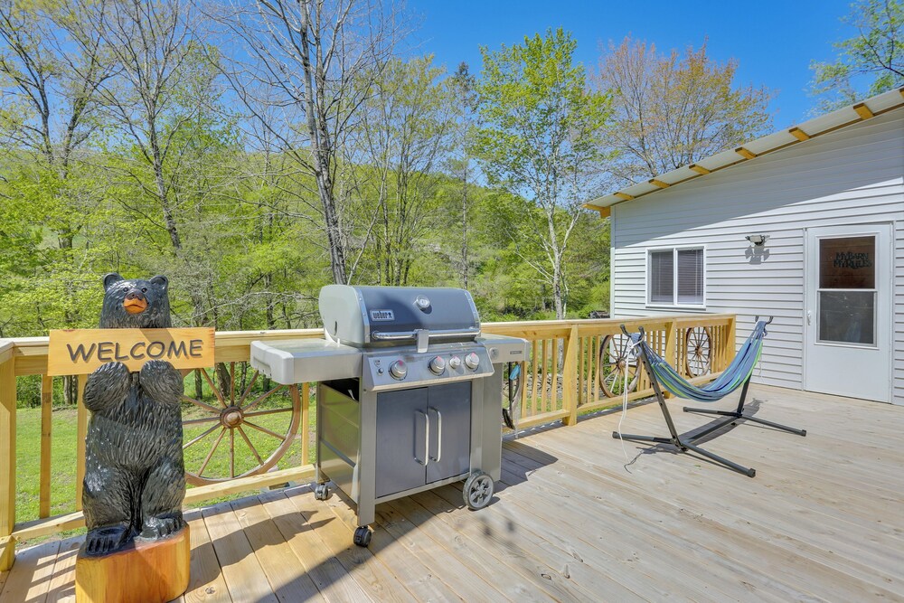 4 Mi to Delaware River: Callicoon Retreat w/ Deck!
