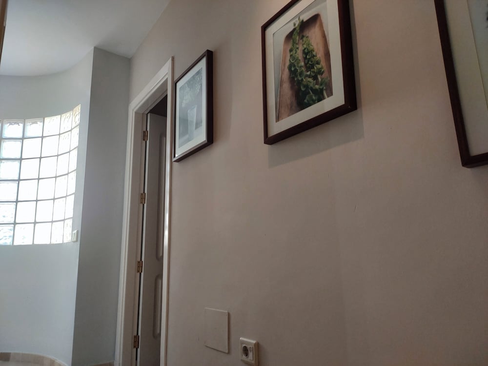 Comfortable Modern House With Jacuzzi, and Access to Swimming Pool