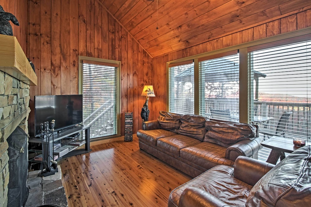 Hot Tub & Mtn Views: Scenic Cabin in Gatlinburg!