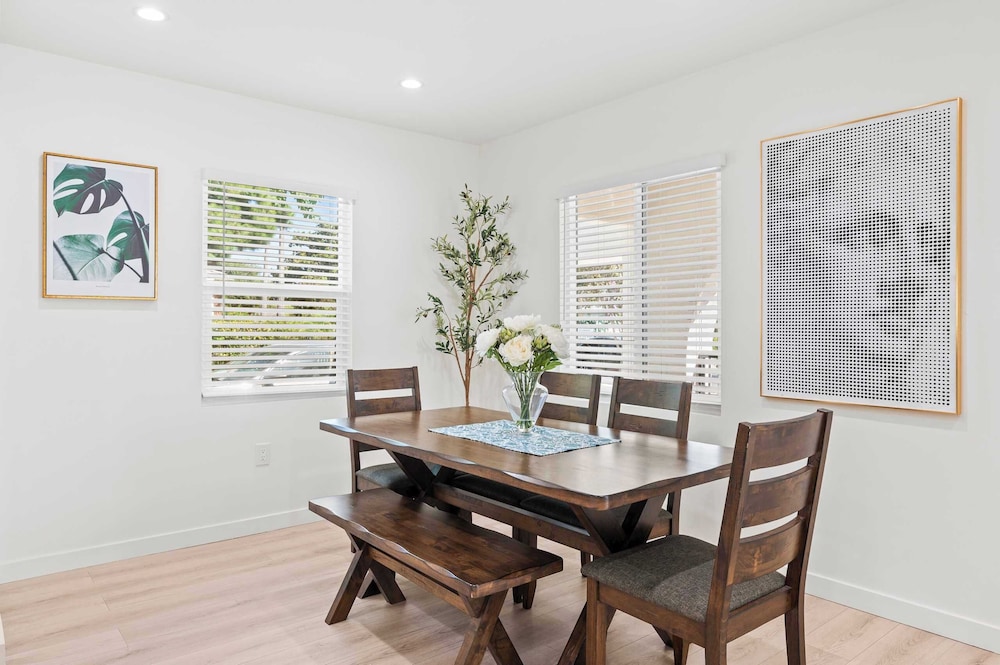 Not Affected by the Fire/spacious Modern Retreat w Luxury Amenities & Style