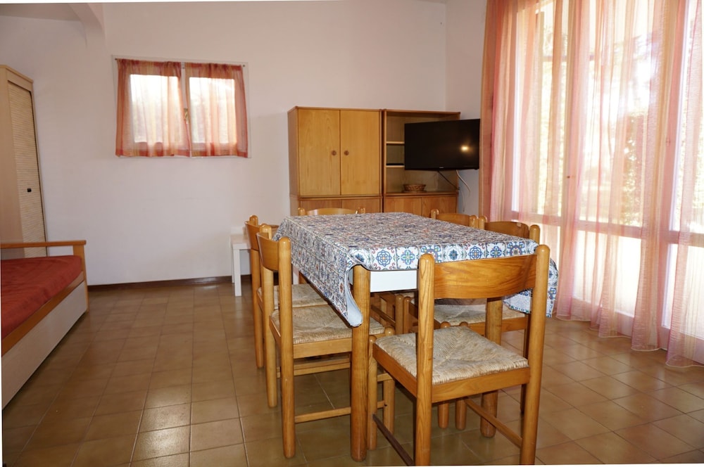 Beautiful Terraced House With Pool and Garden view 4