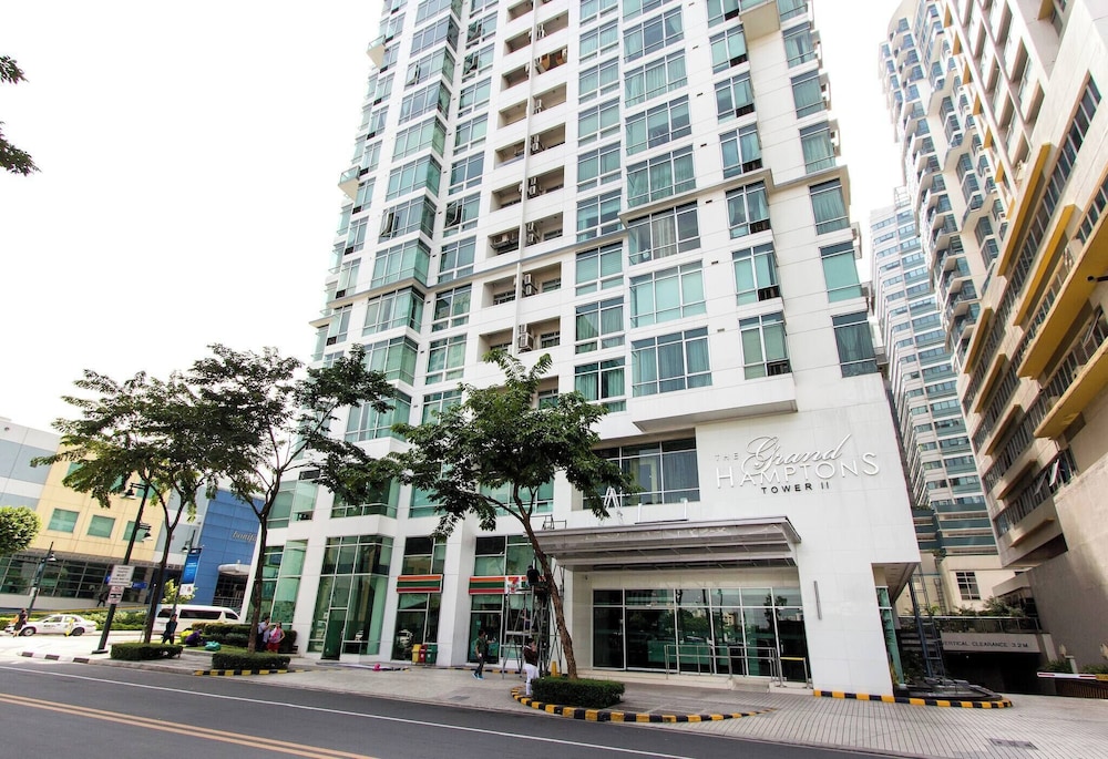 Elegant 2BR Apartment in Upscale Fort BGC Fast Wifi