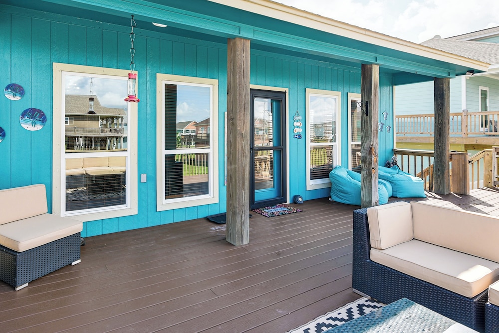 Walk to the Ocean: Family Retreat in Crystal Beach