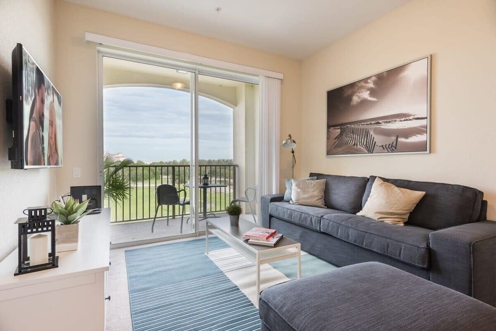 Beautiful Modern Condo in Prime Location