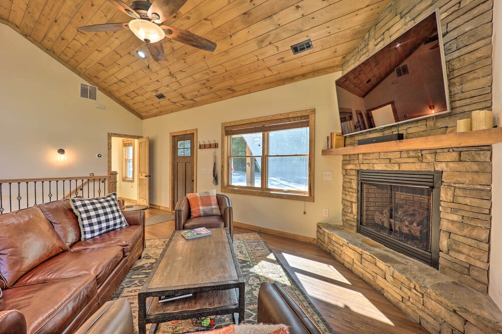 Treetop Cabin w/ Hot Tub, Near Appalachian Ski