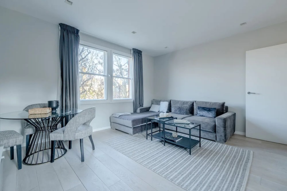 Modern and Luxurious 2 Bedroom Flat - Barons Court