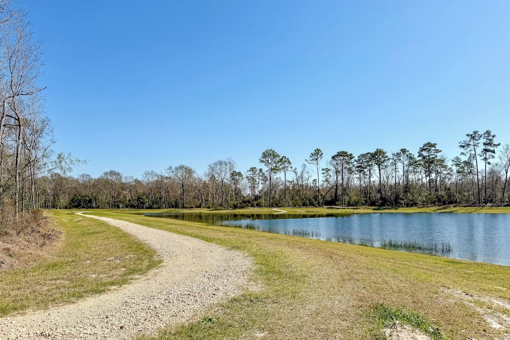 Swim & Unwind: Pet-friendly Home in Spring!