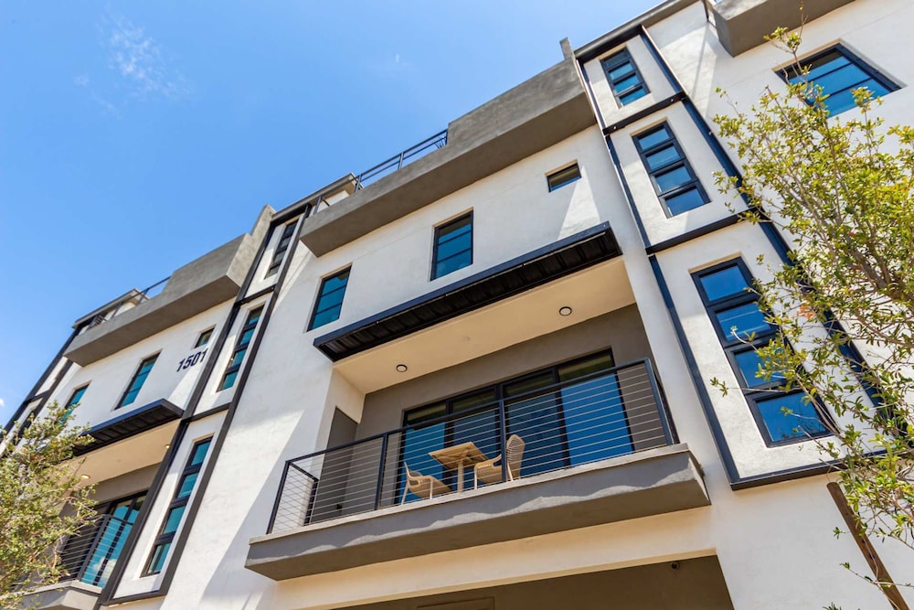 Papago Lux Townhouse 4level Oasis w Rooftop Lounge