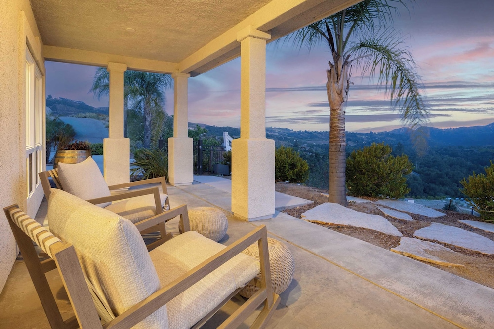 Pool, Views, Hot Tub, Fire Pit & Arcade Vista Clara by Avantstay