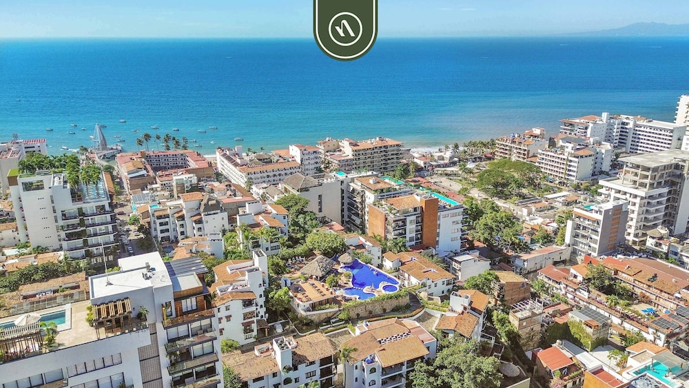 Stylish 2 BR Condo in Romantic Zone - Rooftop Pool