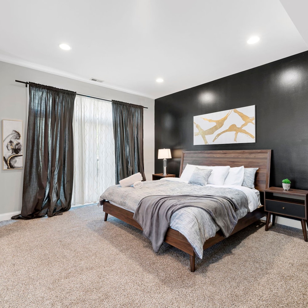 Spacious Luxury Retreat 8 Bed Oasis With 6 Baths