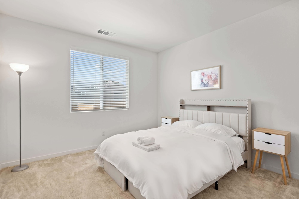 Sunny & Stylish Near LA 4BR Home w Desks & Lounge