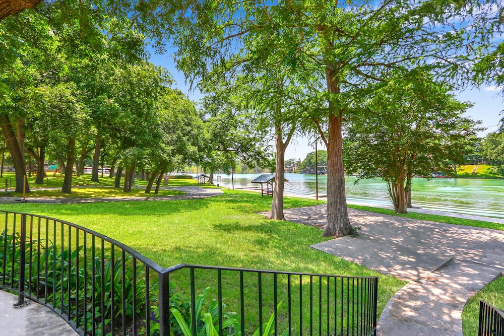 River Bend Retreat 2 Homes for 12 Next to Lake Dunlap