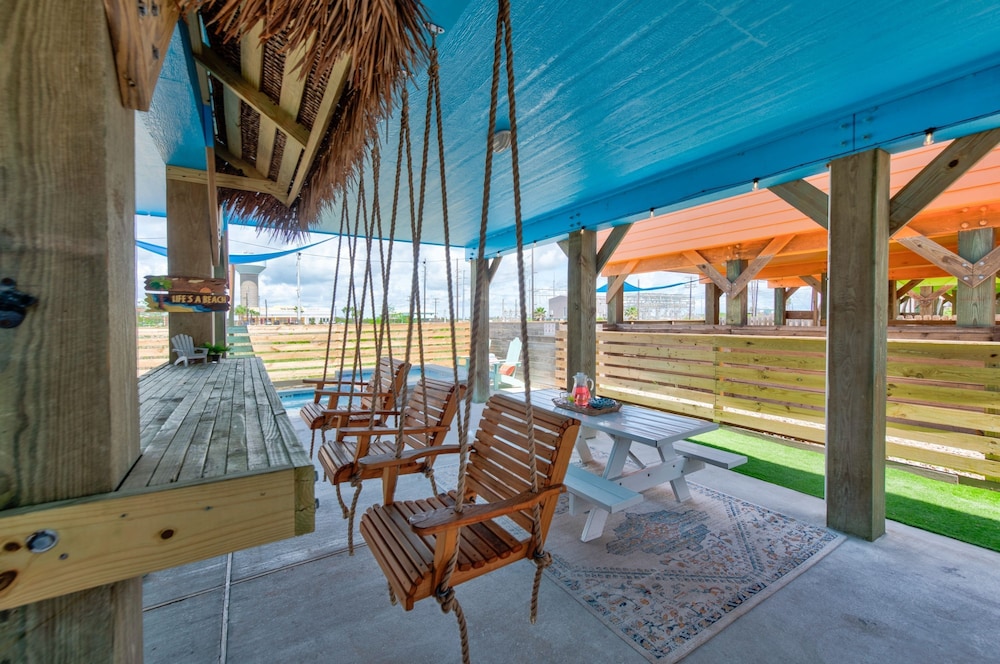 Totally Beachin by Avantstay Private Pool Hot Tub Swing Seats Beach Get Away
