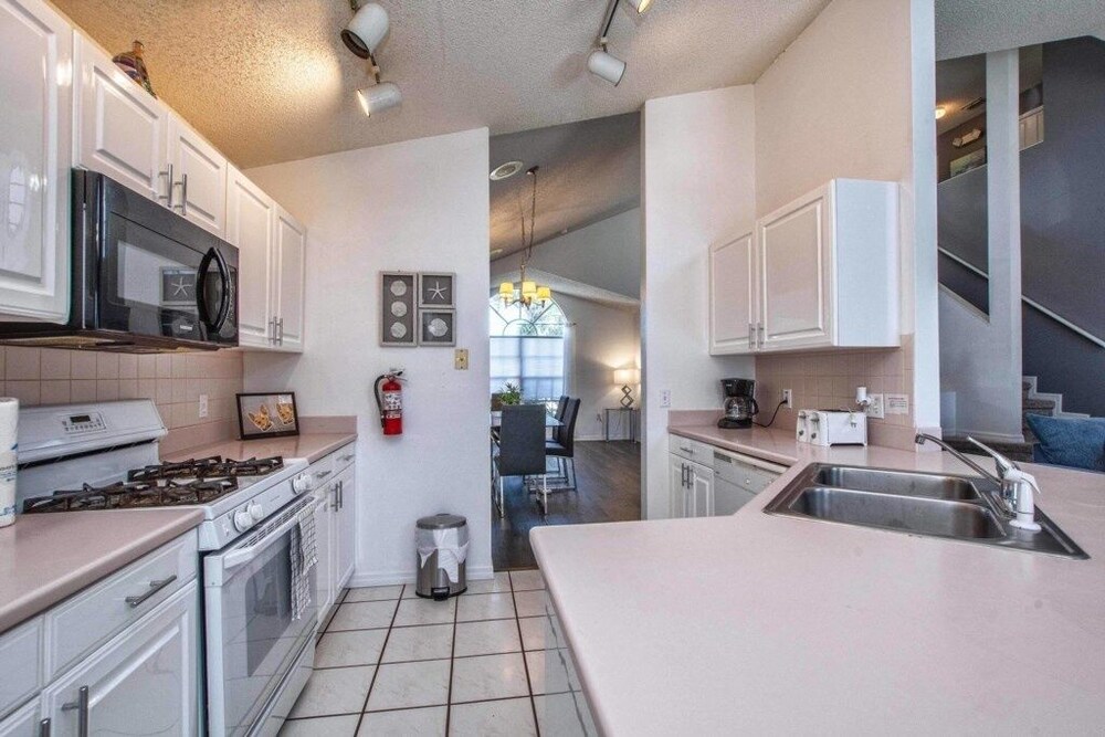 Beautiful Waterfront Home Close To Disney!large Spacious Layout, Pool & Wifi 4 Bedroom Home