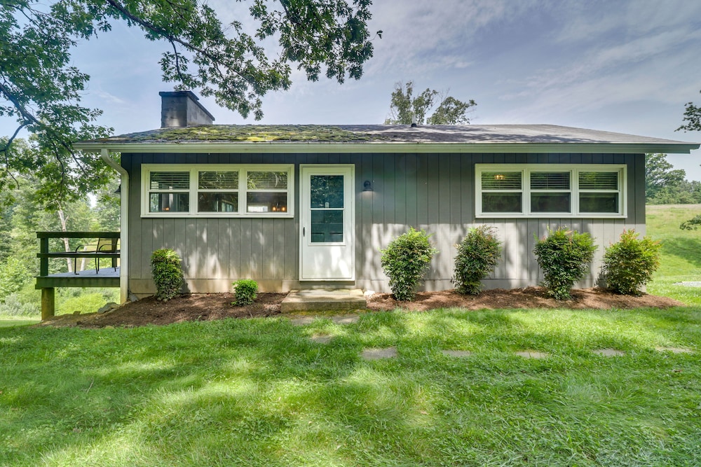 Cozy Charlottesville Getaway in Bailey's Retreat view 2