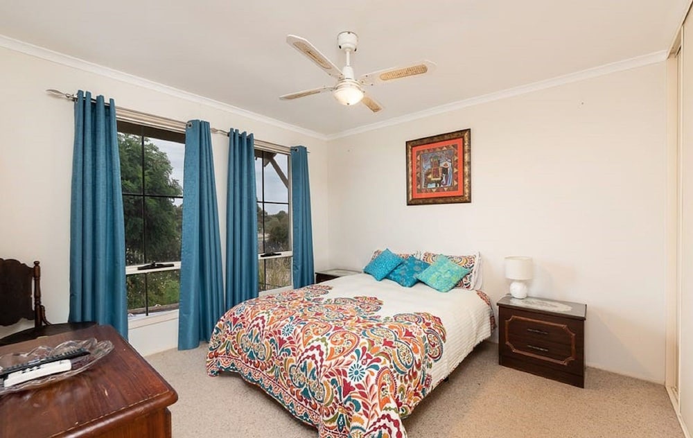 Milang Lakefront Retreat