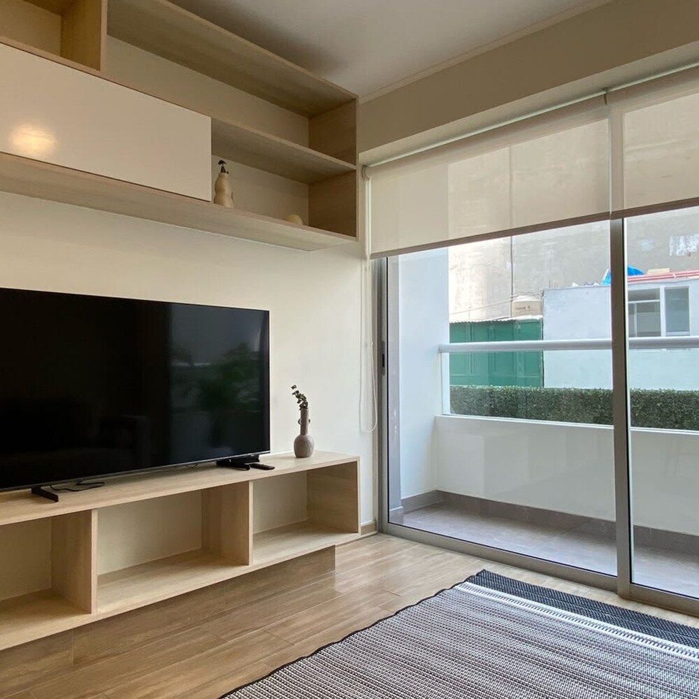 Perfect 1BR With Balcony in Luxurious Building