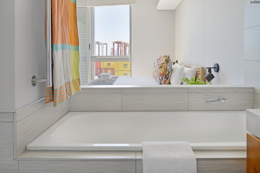 Modern 1-bed V A Waterfront Canal Harbor Views