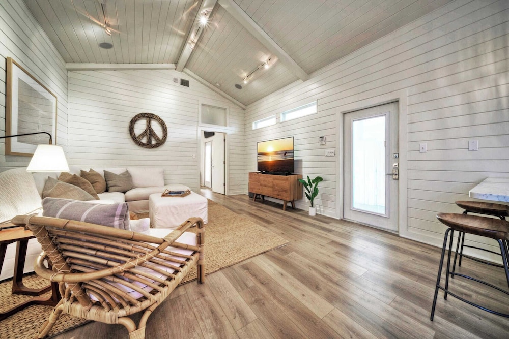 Sleeps 18 2 Beach Homes w/ 2 Pools, Playground, Covered Patios Pirates Bay