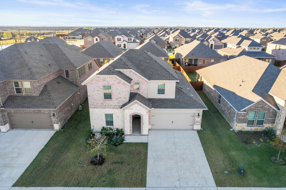 Luxurious 4-Bed Home in Aubrey TX
