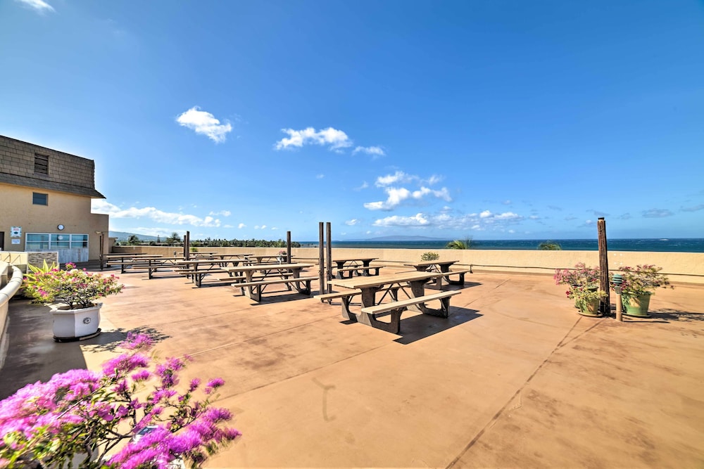 Ocean-view Kihei Condo w/ Lanai: Steps to Beach!