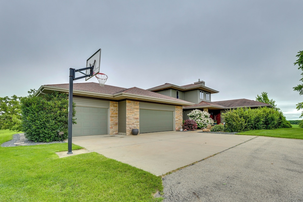 Outdoor Oasis: Luxe Flat in Mt Horeb!