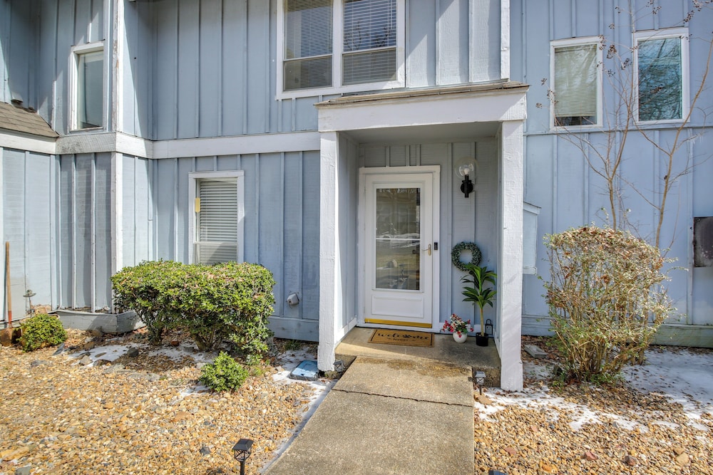 Walk to Lake & Pool: Hot Springs Village Getaway