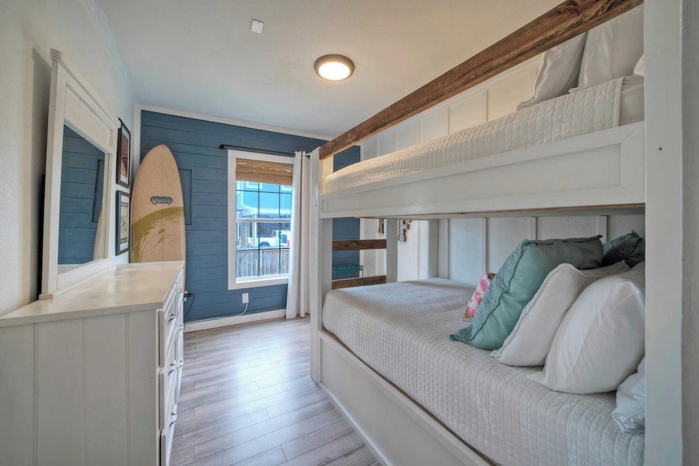 Dual Port A Cottages 2 Complete Homes Walk to the Beach + Patio Fully-equipped Kitchens