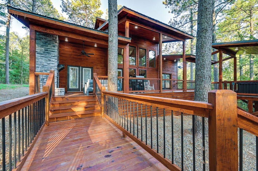 Sleek Cabin w/ Hot Tub: 11 Mi to Broken Bow Lake!