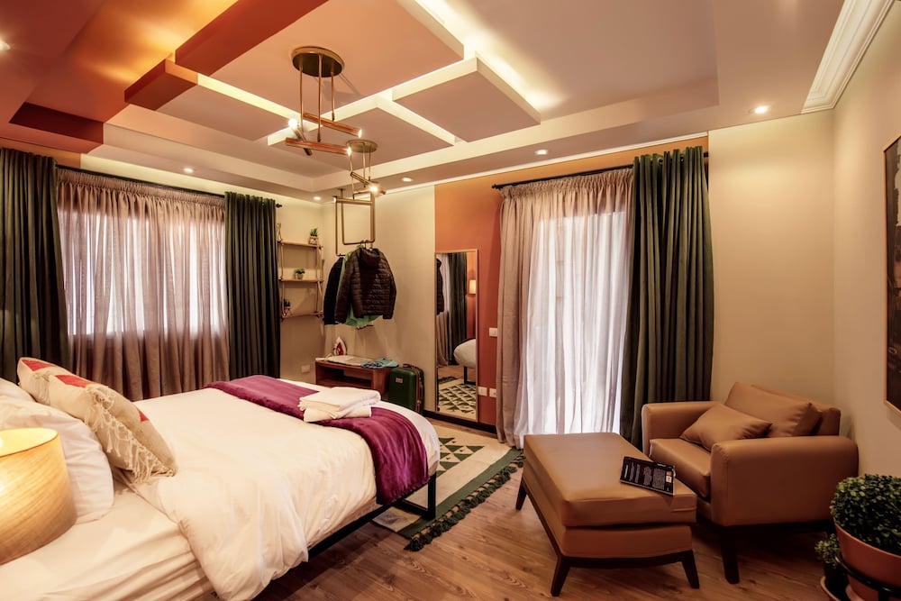 Xuru Stays I Waterfront Designer 2BR - 5 min to Airport