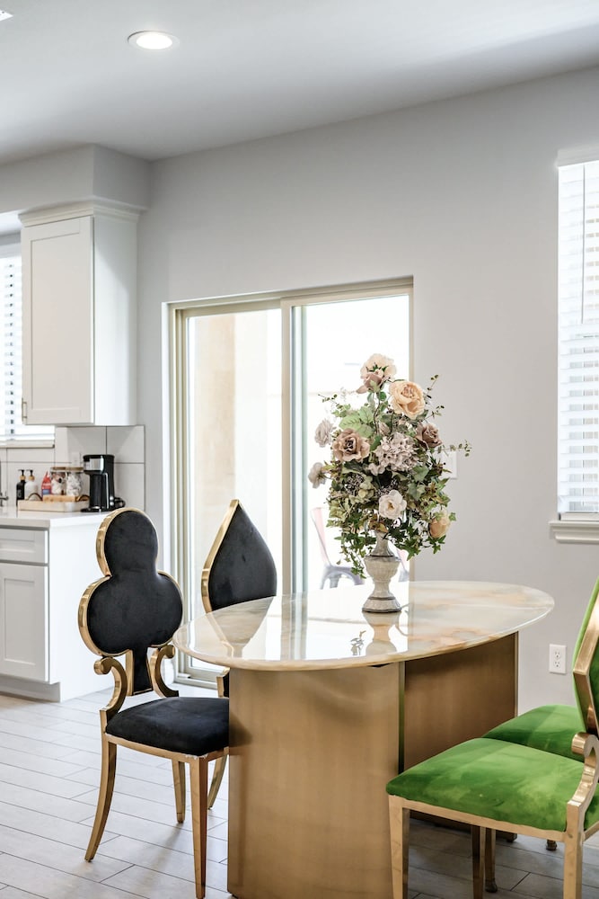 Modern Spacious Home Bright Family Group Friendly