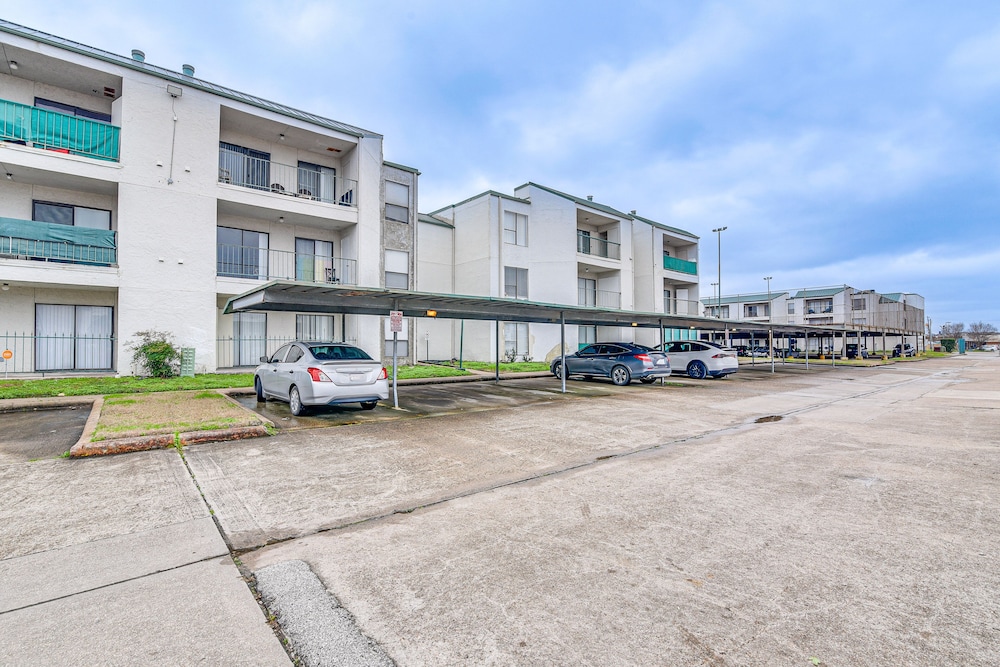 Houston Condo w/ Pool Access ~ 1 Mi to NRG Stadium view 4