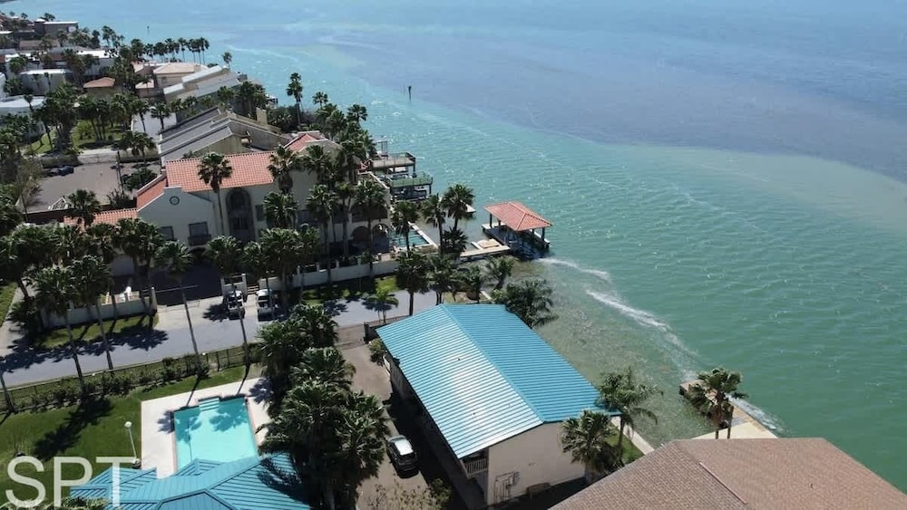 Large 3 Bedr Bay Views Pool Great Deck 3 Bedroom Condo