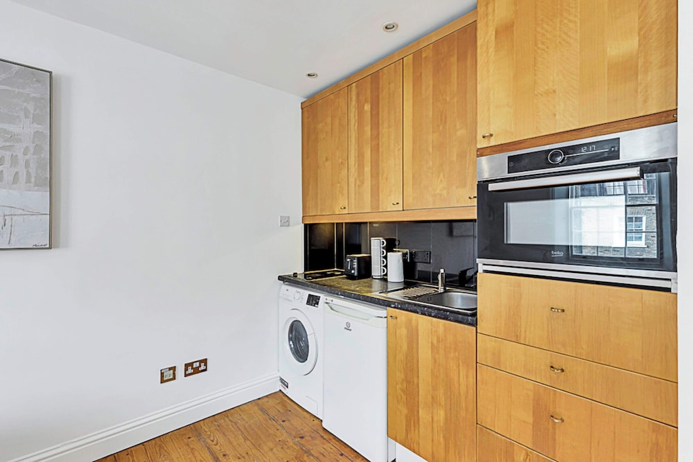 One-bedroom Abode With A Balcony In Central London