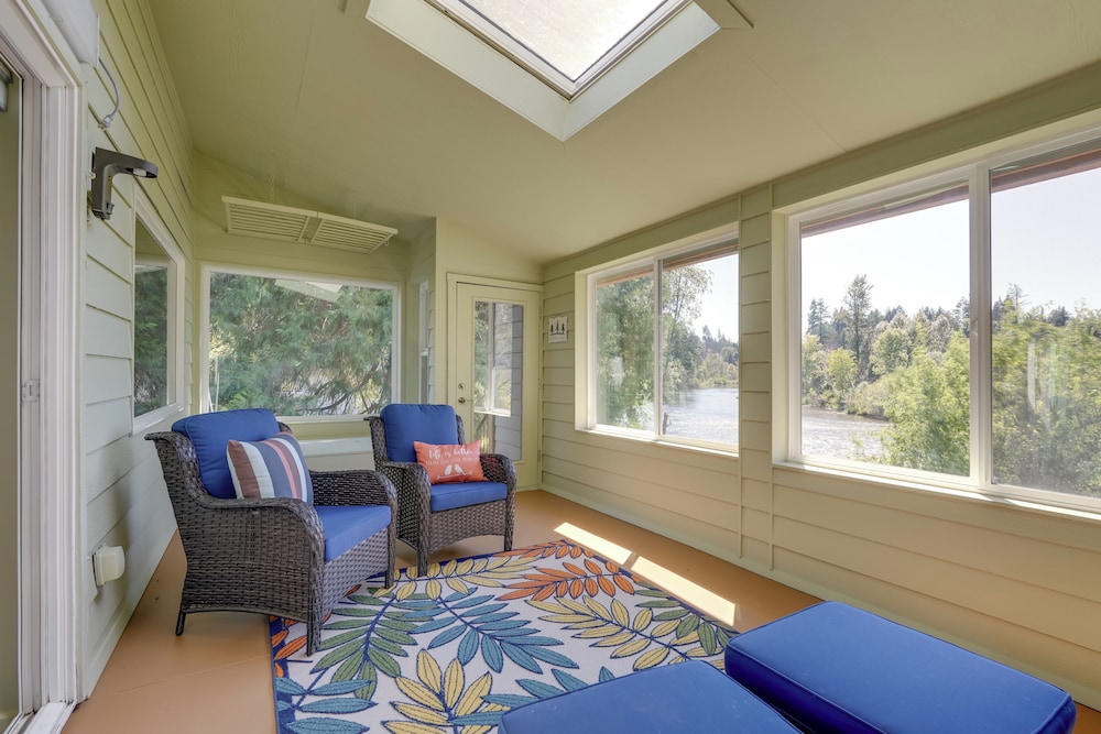 Prime Mckenzie River Gem: Sunroom + Views!