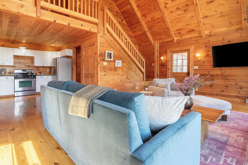 Secluded w/ Deck Views, Hot Tub, & Ping Pong Hudson in the Berks by Avantstay