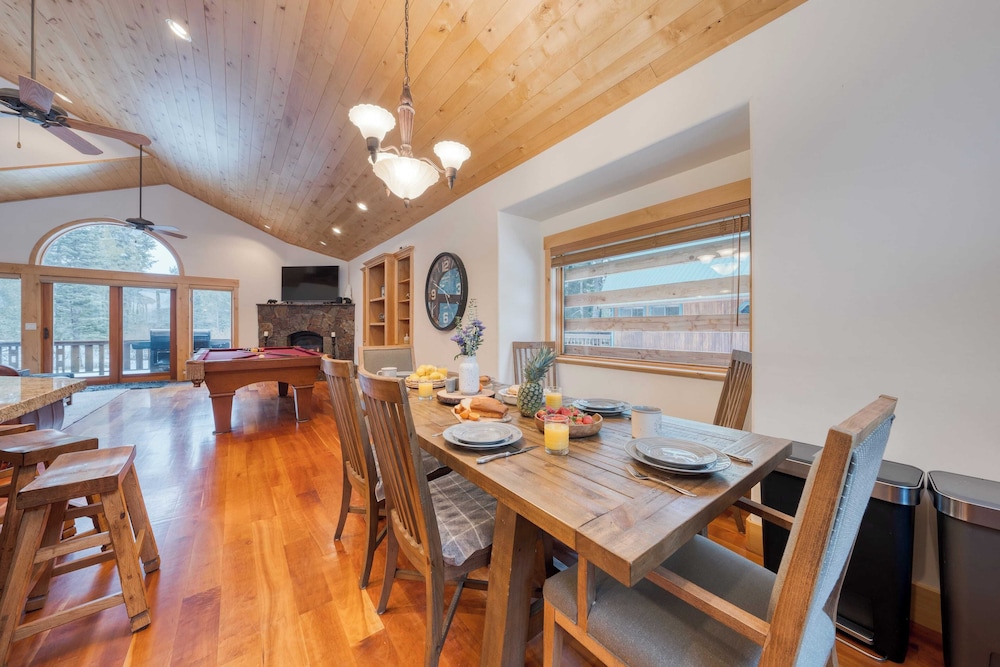 5 Mins to Ski Resort Ping Pong, Pool Table, Deck Donner Ridge by Avantstay
