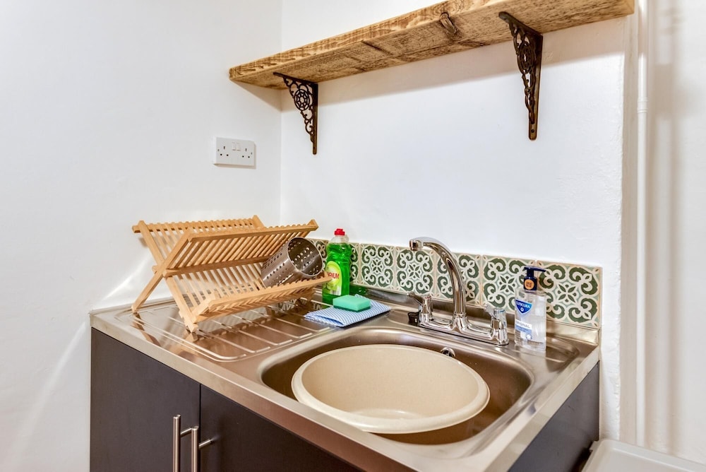 Oxford Vacations - The Summertown Studio 1 Bedroom Kitchenette - Property Image 12