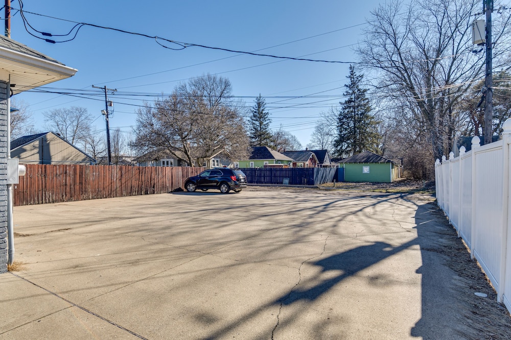 Charming Indianapolis Condo - 6 Mi to Newfields! view 2