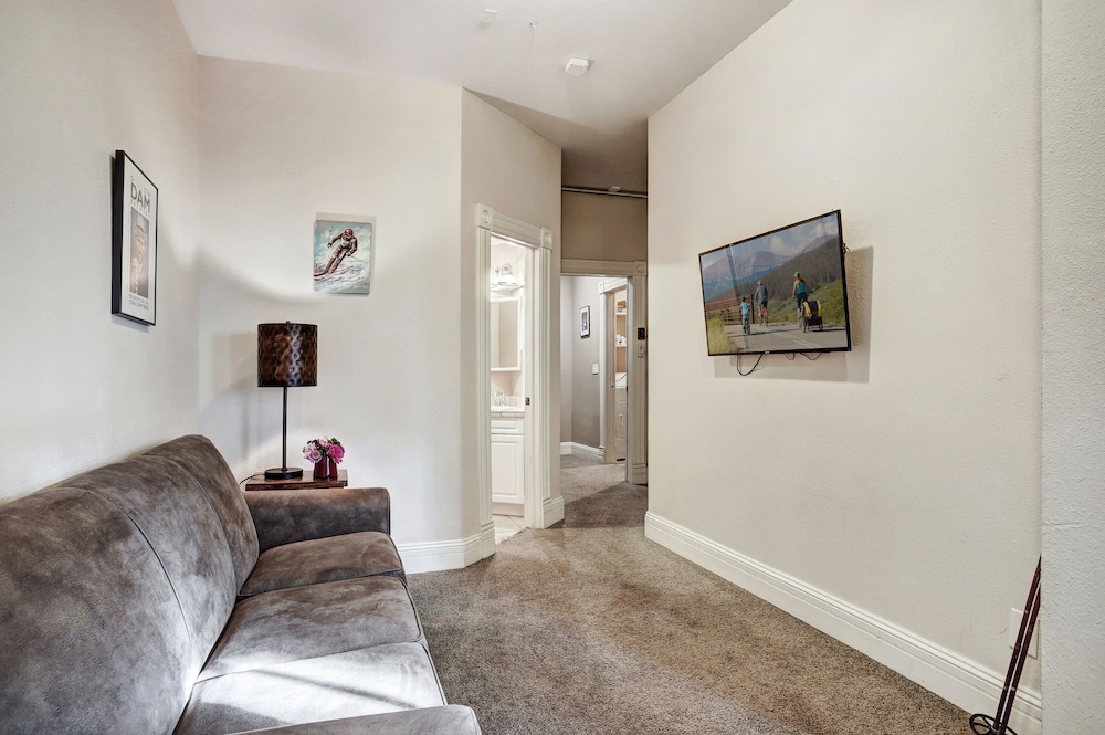 Ridge Street Lookout 4 Bedroom Home by RedAwning