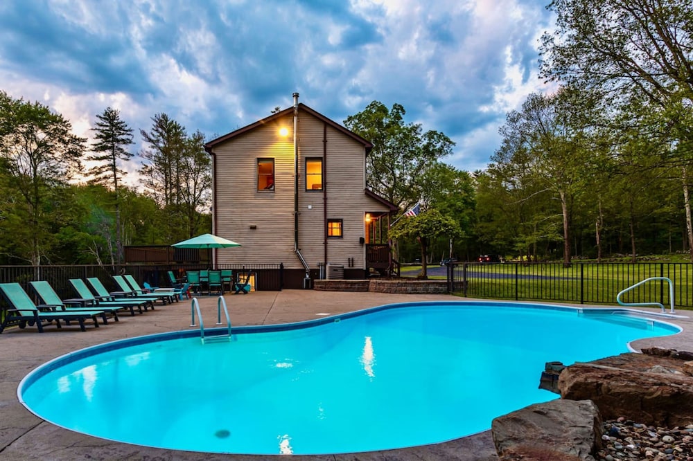 Family Fun Oasis Hot Tub Steam Room Pool Stream Firepit Games