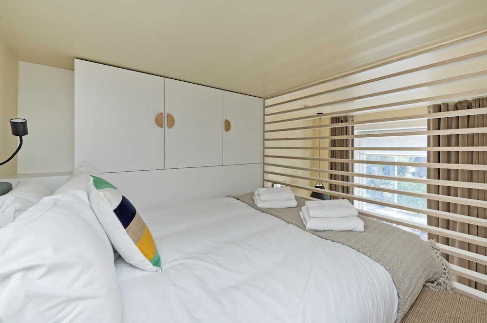 Chic Mezzanine Studio in Historic Camden Terrace