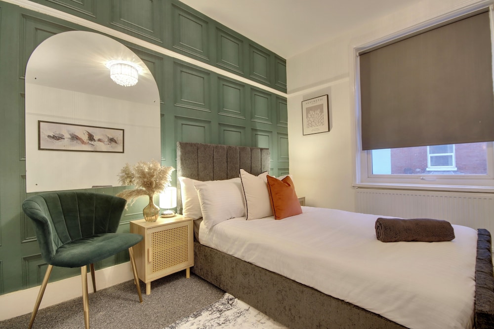 Southsea 4BR Getaway with Private Yard