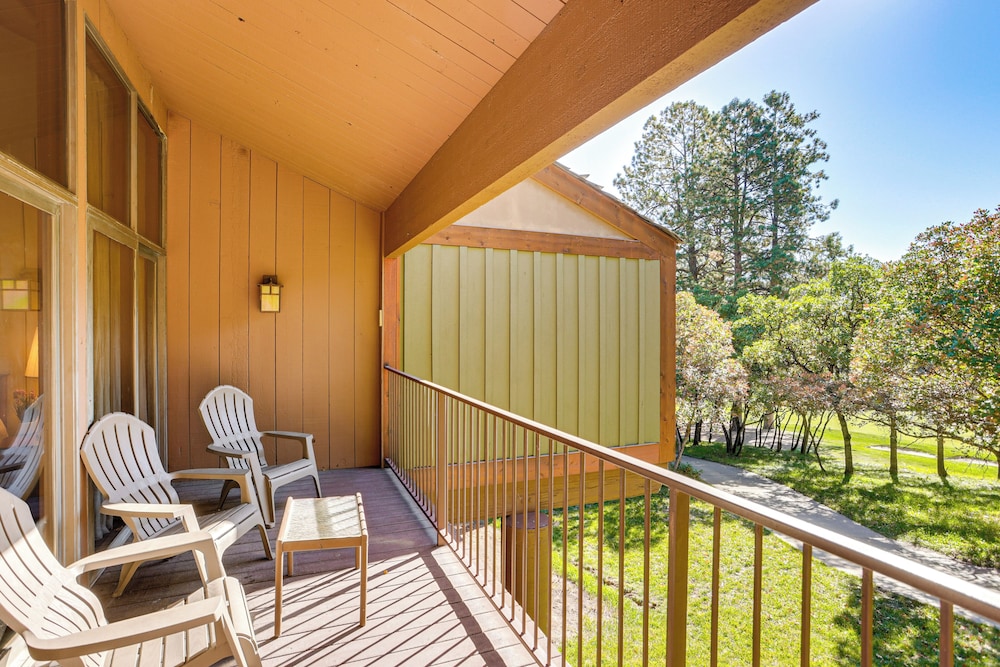 10 Mi to Skiing: Durango Condo w/ Golf Course View