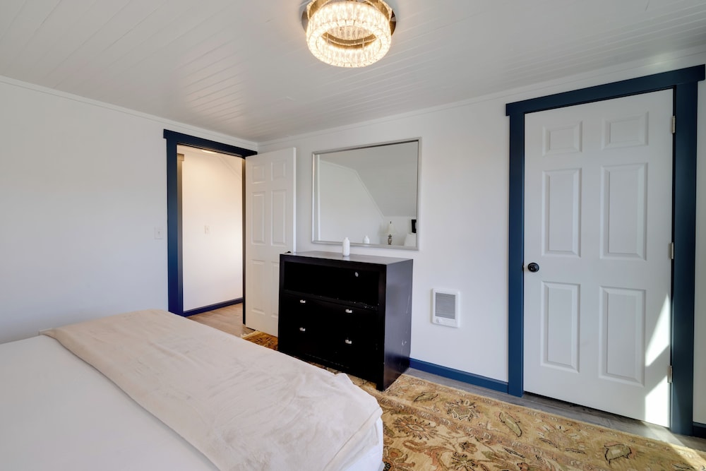 Fire Pit & River View: Serene Stay in Seaside!