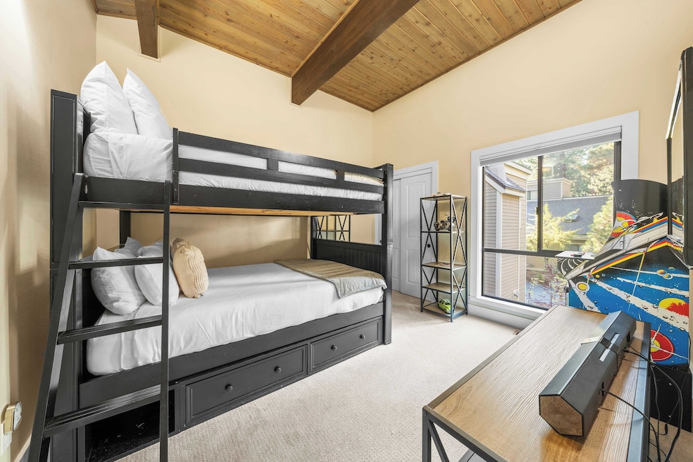 Near Ski, Beach, & Hiking Trails + Clubhouse Pool & Hot Tub Access Juanita Blue by Avantstay